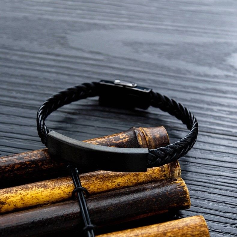Gravyr Svart Armband För Herr I Läder Och Titan