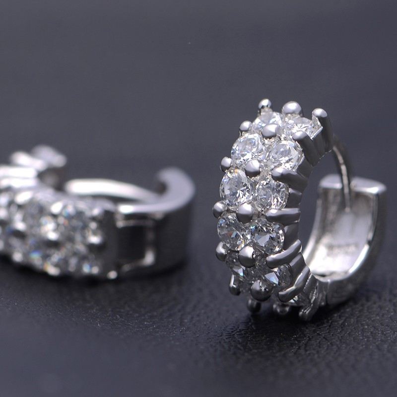 Elegant Polerat Sterlingsilver Och Glänsande Rhinestone Kvinnans Klippörhängen