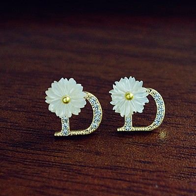 Söt Modekristallbokstav Qt Med Damerörhängen För Konkylblommor