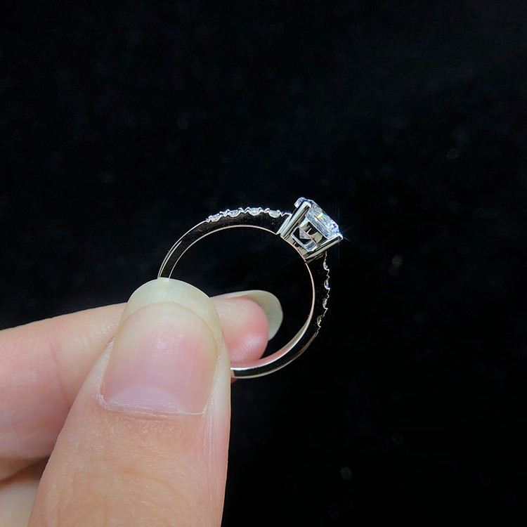 1.0 Karat 925 Silverpläterad Rund Simulerad Diamantlöfte / Bröllop / Förlovningsring För Flickvänner Alla Hjärtans Dag Gåva