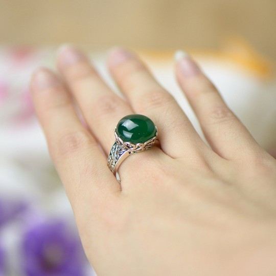925 Sterling Silver Inlagd Naturgrön Kalsedon Utsökt Snidningskantring