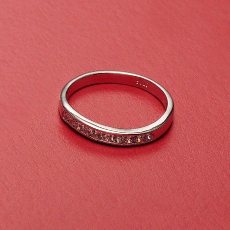 Böjda Vackra Linjer 925 Sterling Silver Inlagd 1.8 Karat CZ Förlovningsring