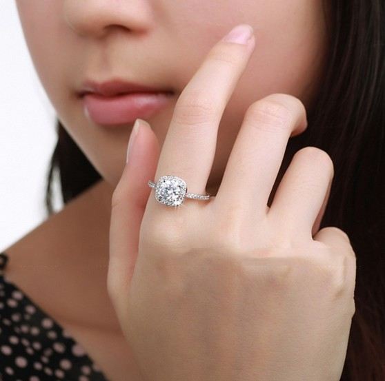 Glittrande Och Ädla Mikroinsatt Aaa Cubic Zirconia Vitguld Planterad Damring