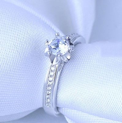 Kreativ Blomma Form 925 Sterling Silver Inlagd CZ Förlovningsring