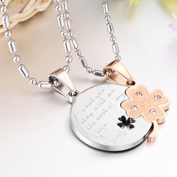 Fyrklöver Matchande Älskare Halsband Titan Stål Halsband För Par Gravyr (Pris För Ett Par)